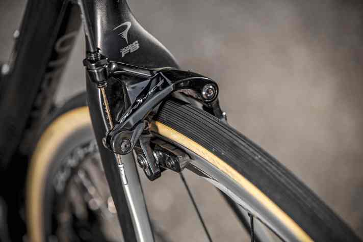   Die neu designten Bremskörper der Dura-Ace R9100-Felgenbremsen erlauben breitere Reifen.