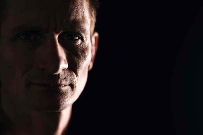 André Greipel hat ein Buch* geschrieben, “Aus dem Windschatten. Wie ich den Radsport lieben und das Siegen lernte”