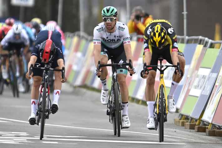 Millimeter-Entscheidung: 2021 unterlag Thomas Pidcock (links im Bild) knapp im Sprint gegen Wout van Aert (rechts), Maximilian Schachmann (Bildmitte) wurde Dritter | Eric Lalmand