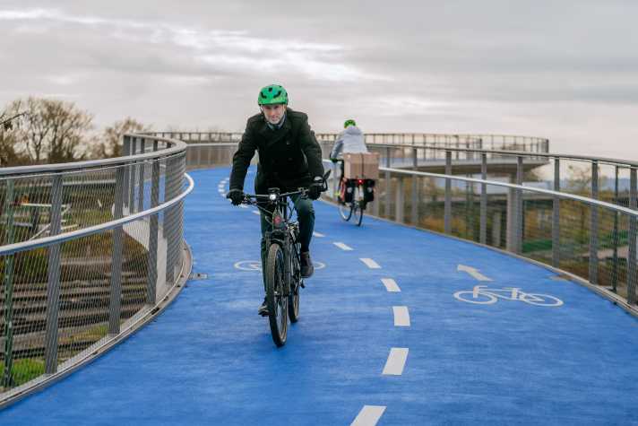 Boris Palmer auf der neuen Fahrradbrücke