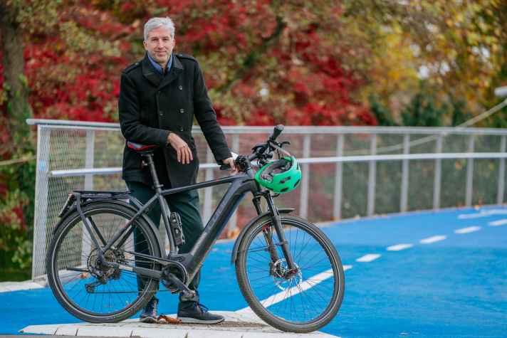 Boris Palmer mit seinem “Dienstwagen”, einem S-Pedelec von Cube