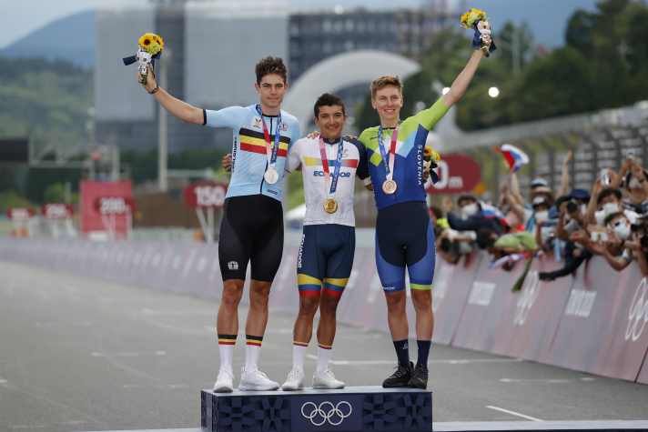 Die Medaillengewinner von Tokio 2021 im Straßenrennen der Männer - Gold: Richard Carapaz (Ecuador), Silber: Wout van Aert (Belgien), Bronze: Tadej Pogacar (Slowenien)