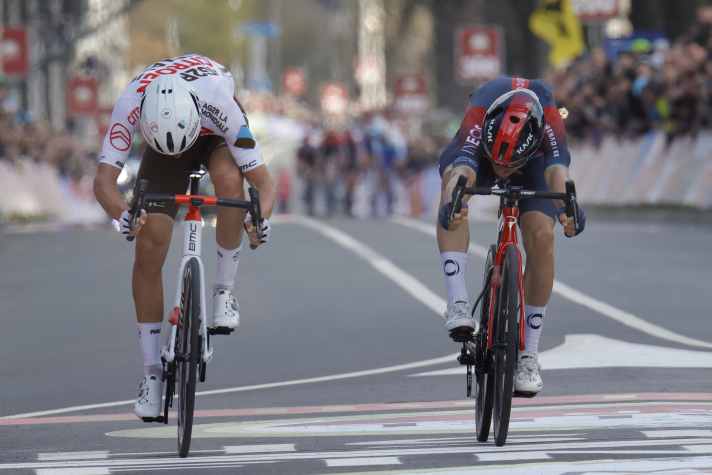 Noch ein Fotofinish: Benoit Cosnefroy (links im Bild) unterliegt Michal Kwiatkowski 2022 ganz knapp