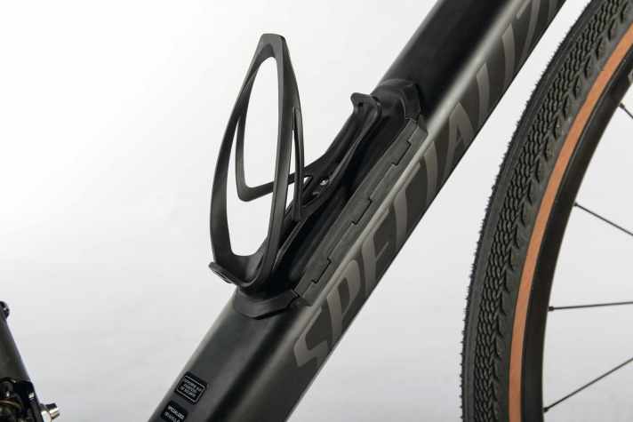   Unter dem Flaschenhalter sitzt die Swat-Box – ein geräumiges Staufach.