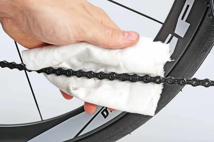 Die Fahrradkette kriegt am meisten Schmutz ab und braucht daher besonders viel Schmierstoff.