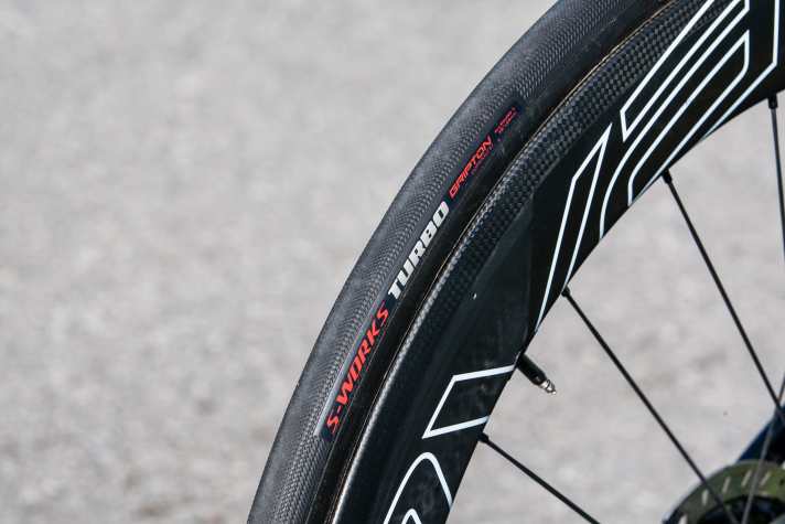   An Ackermanns Tarmac SL7 sind nicht die neuen Roval Rapide CLX 60, sondern Schlauchreifen-Laufräder aufgezogen. Gefahren und gemessen wurde Ackermanns Rad aber mit den Roval Rapide CLX 60. 