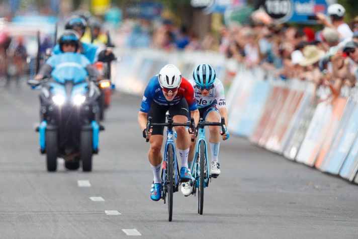 Grace Brown (vorne) gewann die Tour Down Under der Frauen 2023 vor Amanda Spratt (hinten). Gut möglich, dass dieses Duo auch dieses Jahr wieder den Ton angibt