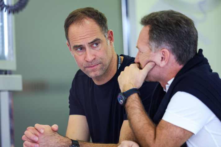 Seit dem Tod von Dietrich Mateschitz leitet Oliver Mintzlaff (links) die Sportvermarktung bei Red Bull.