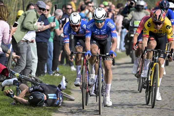 Nach einer Kollision mit Mathieu van der Poel kam John Degenkolb bei Paris-Roubaix im Vorjahr zu Fall.