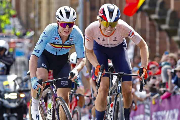 Verbissener Kampf: Demi Vollering (vorne) und Lotte Kopecky bei der WM in Glasgow 2023