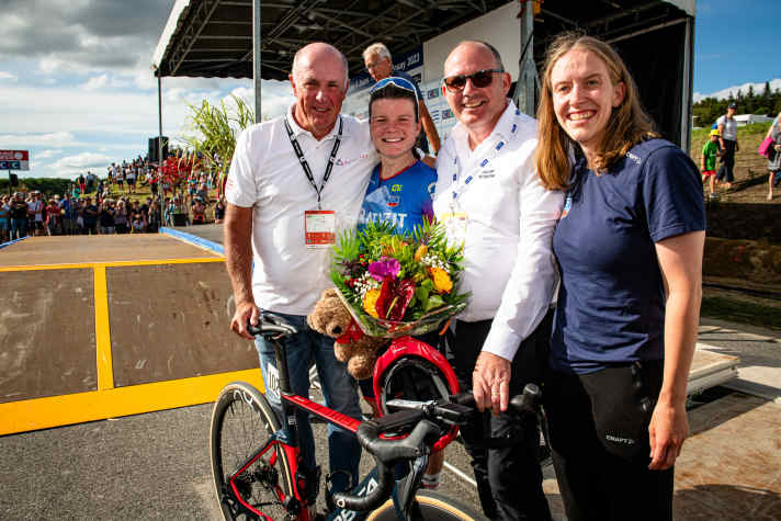 Teammanager Claude Sun (links) mit (v.l.n.r.) Marta Lach, dem Sportlichen Leiter Dirk Baldinger und Franziska Brauße (Bild aus dem Jahr 2023)