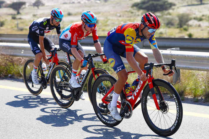 Drei Ausreißer prägen weite Teile der Etappe: Jacopo Mosca (Lidl-Trek), Lennert van Eetvelt (Lotto-Dstny) und Harm Vanhoucke (Lotto-Dstny)