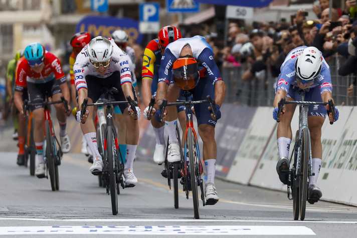 Bei Mailand-San Remo musste sich Michael Matthews (Bildmitte) nur knapp Jasper Philipsen (rechts) geschlagen geben