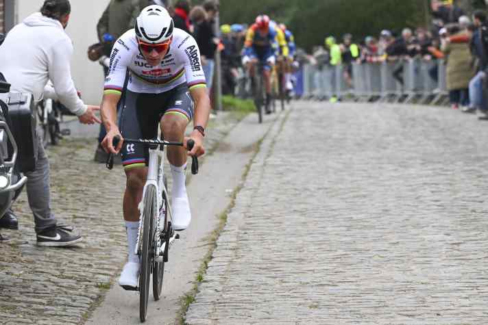 Mathieu van der Poel greift bereits rund 80 Kilometer vor dem Ziel an, niemand kann folgen