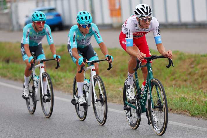 Drei Ausreißer setzen sich ab: Andrea Pietrobon (Polti-Kometa), Alessandro Tonelli (VF Group-Bardiani CSF - Faizane) und Manuele Tarozzi (VF Group-Bardiani CSF - Faizane)