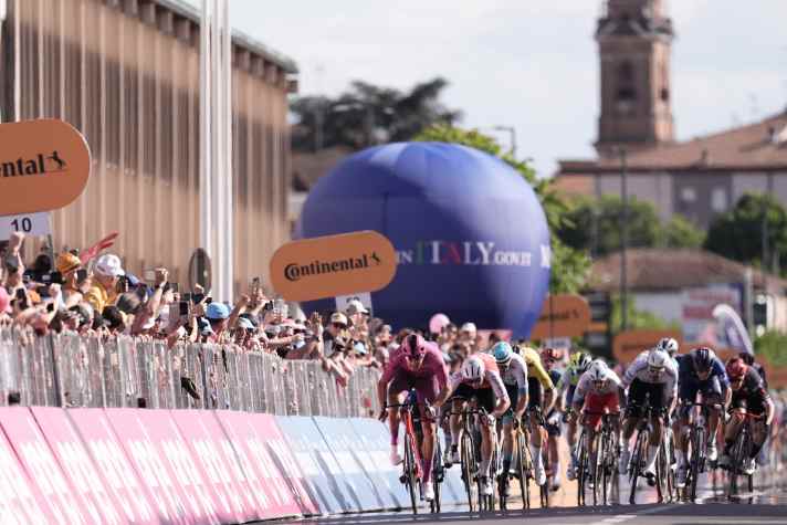 Der Sprint um den Sieg auf der 13. Etappe des Giro d’Italia 2024