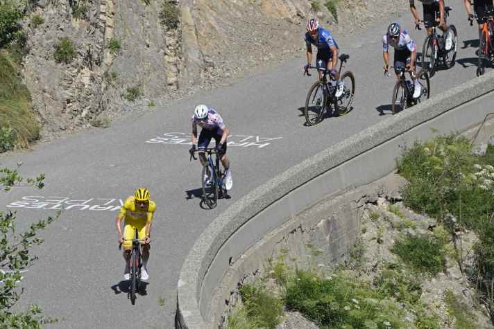 Bei den Klassementfahrern greift Tadej Pogacar am Col du Noyer an