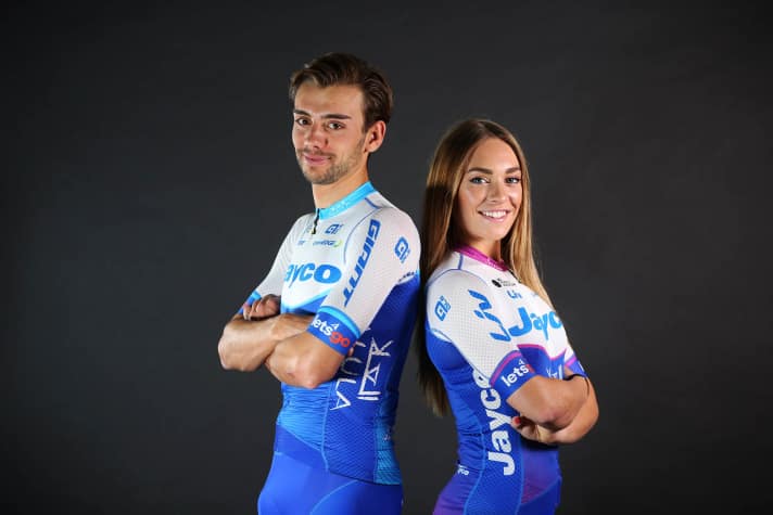Matteo Sobrero und Letizia Paternoster zeigen das neue Outfit von Jayco-AlUla