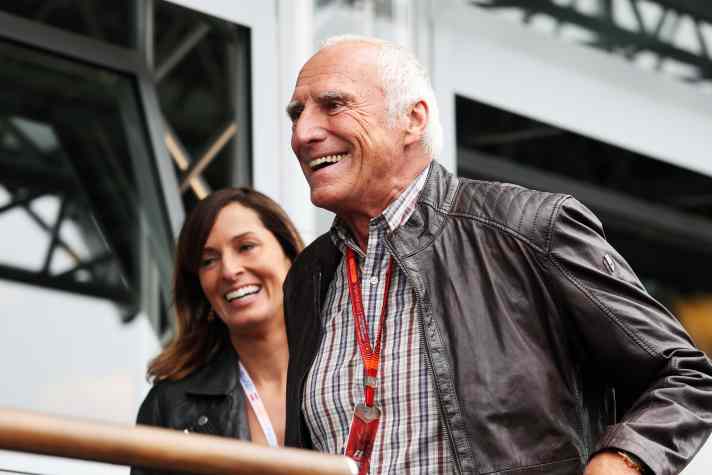 Red-Bull-Gründer Dietrich Mateschitz nutze den Sport zur Marketingstrategie seines Unternehmens. Er stieg jedoch nicht als Sponsor ein, sondern kaufte gleich die Teams. 2022 starb Mateschitz.