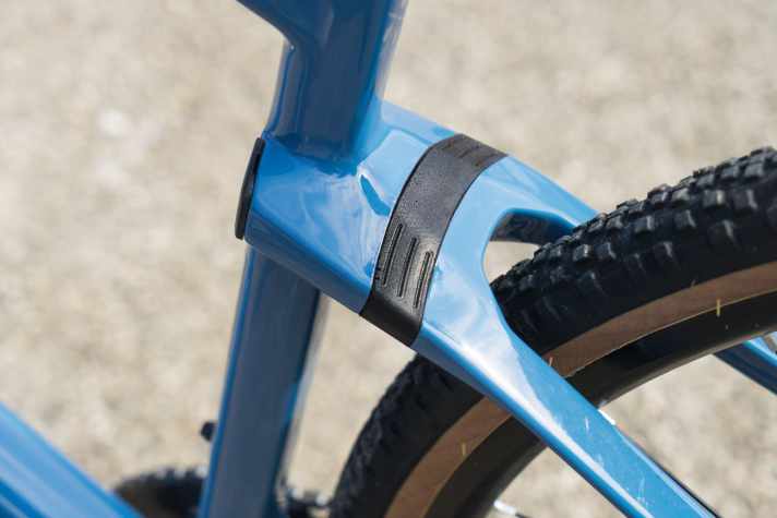   Am Hinterbau federt ein minimalistischer Elastomerdämpfer.