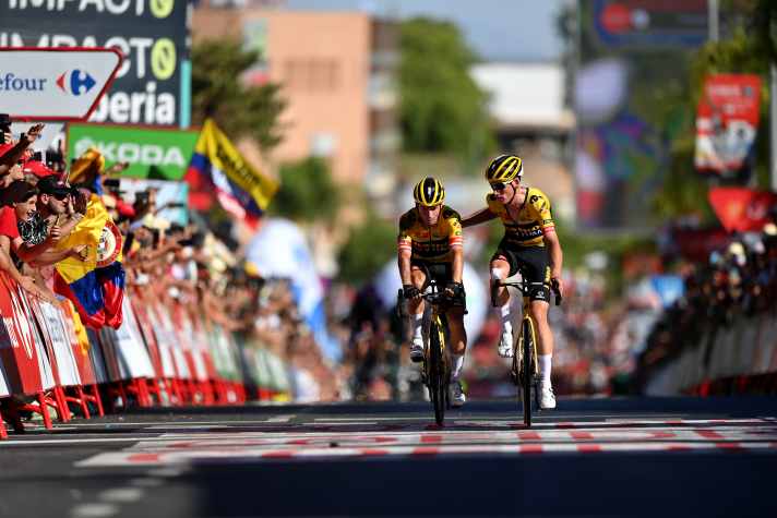 Primoz Roglic nach seinem Sturz kurz vor dem Ziel der 16. Etappe
