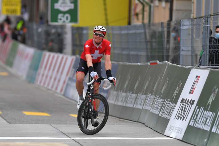 Spaßvogel: Küng macht bei der Tour de Romandie  Stehversuche auf der Ziellinie.