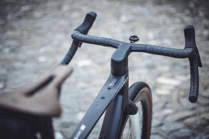   Am aerodynamischen Carbon-Cockpit von Syncros sind keine Kabel mehr sichtbar. Das Top-Modell Tuned kommt zudem mit den 45 Millimeter breiten Schwalbe-Reifen G-One R. 