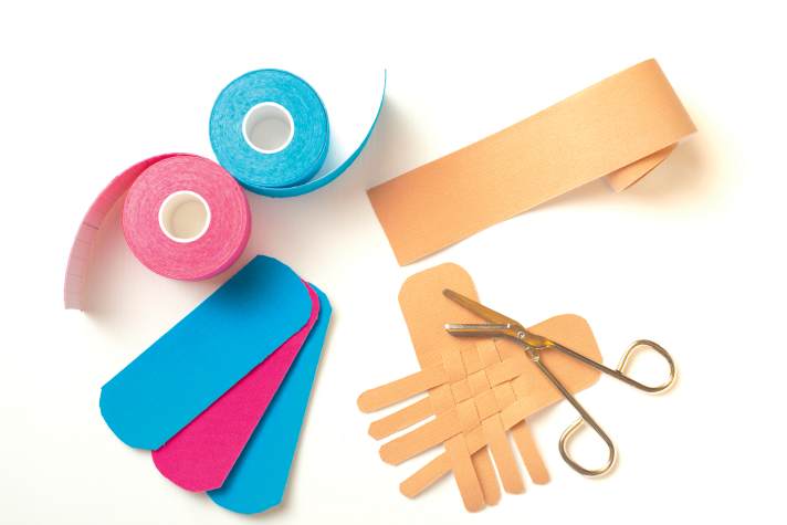 Der richtige Zuschnitt und abgerundete Ecken sind wichtig bei Kinesiotapes - nicht die Farbe