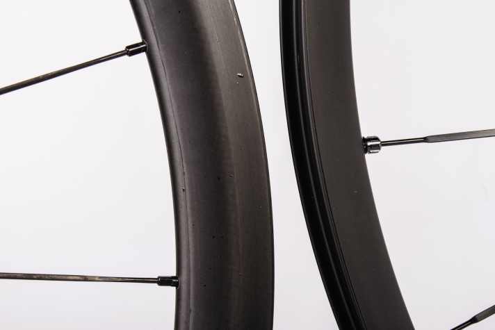 Gute Aerodynamik bei vertretbarem Gewicht schaffen Carbonfelgen am besten (links im Bild)