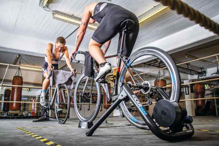 Je mehr Erfahrungspunkte man sich bei Zwift erstrampelt, desto besseres Material kann man sich virtuell freispielen. Auch gewisse Strecken kann man erst fahren, wenn man ein gewisses Level erreicht hat.