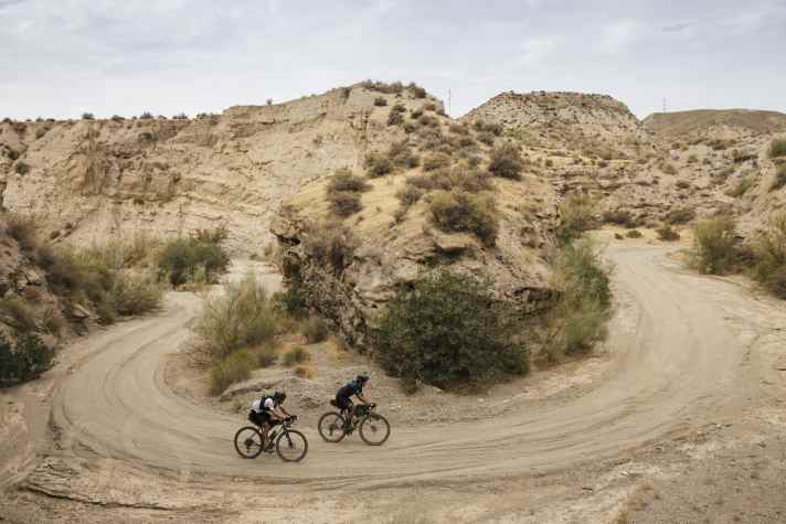 2 Radfahrende in der spanischen Wüste beim Badlands Gravel-Event