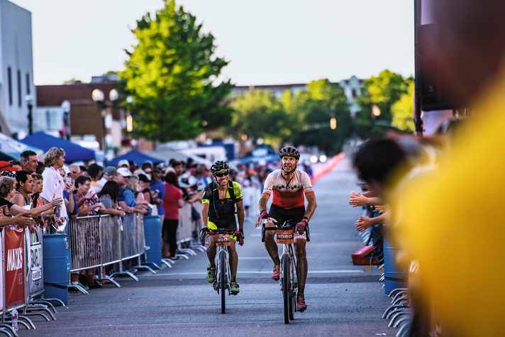 Beim Dirty Kanza, wie das Unbound Gravel bis 2020 hieß, stehen regelmäßig Ex-Straßenprofis am Start. 2018 war Jens Voigt dabei. Fürs Unbound 2022 hat sich Peter Sagan angekündigt. Die populärste Distanz des Gravel-Events ist das Unbound Gravel 200 über umgerechnet 329Kilometer.