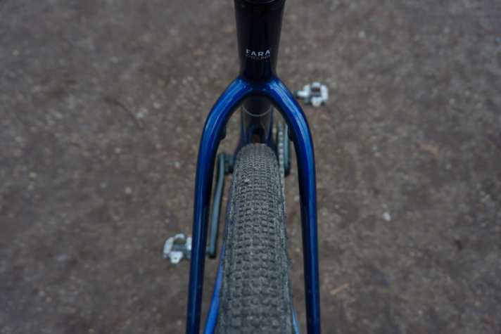 Auch mit der 42 Millimeter breiten Panaracer Gravelking-Bereifung bleibt noch viel Platz im Rahmen. Das ist auch praktisch, wenn’s mal schlammig ist, so schleift nicht gleich alles am Rahmen und zieht den Lack in Mitleidenschaft.