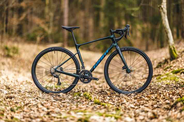Um die Federungskonzepte miteinander vergleichen zu können, nutzten wir zwei aktuelle Giant Revolt Advanced mit identischen Laufrädern (Cadex AR 35) und Reifen (Schwalbe G-One Bite, 40 mm). Aufgrund des unterschiedlichen Schaftmaßes mussten wir die Rockshox-­Rudy-Federgabel in einem Salsa Warbird fahren.