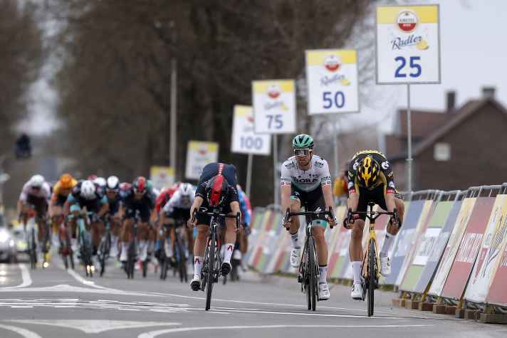 Vergangenes Jahr entschieden Millimeter über den Sieg. Erst über eine Minute später stand der Gewinner fest.  Wout van Aert (rechts) gewann vor Thomas Pidcock (links) und Maximilian Schachmann (mitte)