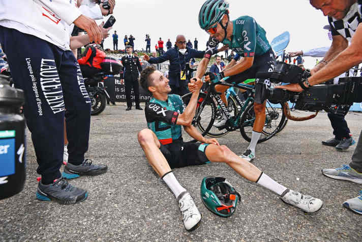 Emanuel Buchmann gratuliert Jai Hindley zum Sieg auf der 9. Etappe
