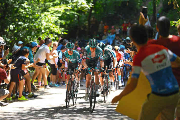 Angeführt von Wilco Kelderman (rechts) und Jai Hindley prägte Team Bora-Hansgrohe die 14. Etappe