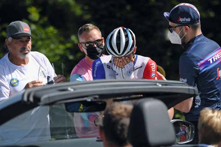 Thibaut Pinot muss sich nach einem Schlag ins Gesicht erstmal sammeln