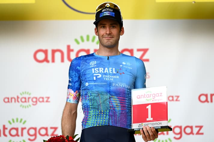 Bei der Tour de France 2022 hatte das Team ein ähnlich anmutendes Sondertrikot. Hier Hugo Houle, der die 16. Etappe gewann 