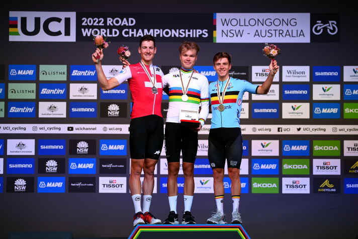 Rad-WM 2022: Das Podest der Männer beim Einzelzeitfahren: Stefan Küng, Remco Evenepoel und Tobias Foss (von links)