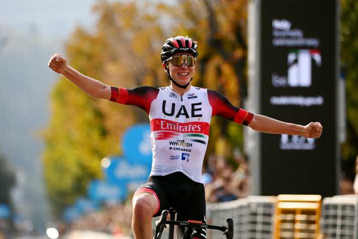 Zum Vergleich: Das Trikot aus der Saison 2022, wie es Tadej Pogacar bei der Lombardei-Rundfahrt trug