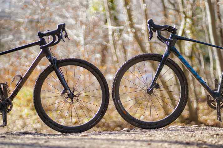 Im Duell: Rechts die Rockshox Rudy-Federgabel und links der gefederte Vecnum-Vorbau.