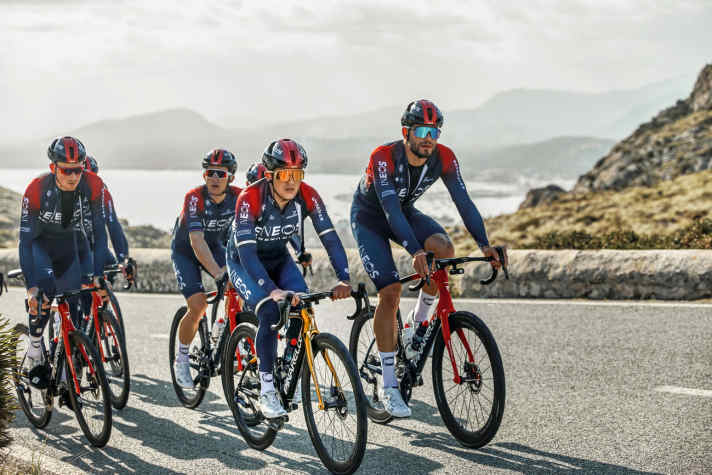 Richard Carapaz hat im vergangenen Jahr in Tokio olympisches Gold geholt – dafür darf er diese Saison ein Pinarello Dogma F mit goldener Sonderlackierung fahren.