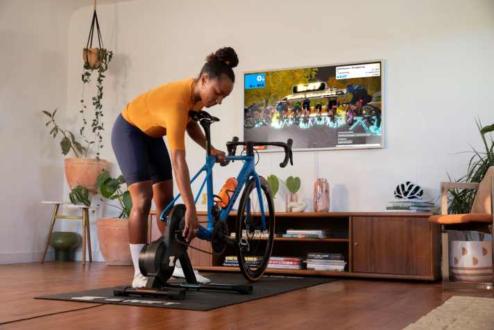 Frau spannt Canyon Rennrad in Rolle ein