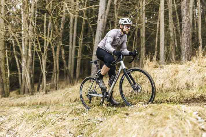 Wir haben getestet, was man bei Gravelbikes um 3000 Euro wie dem Stevens Camino Pro erwarten kann.