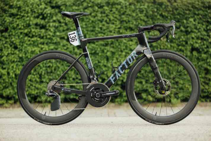 Das Teamrad von Israel-Premier Tech stellt Factor.