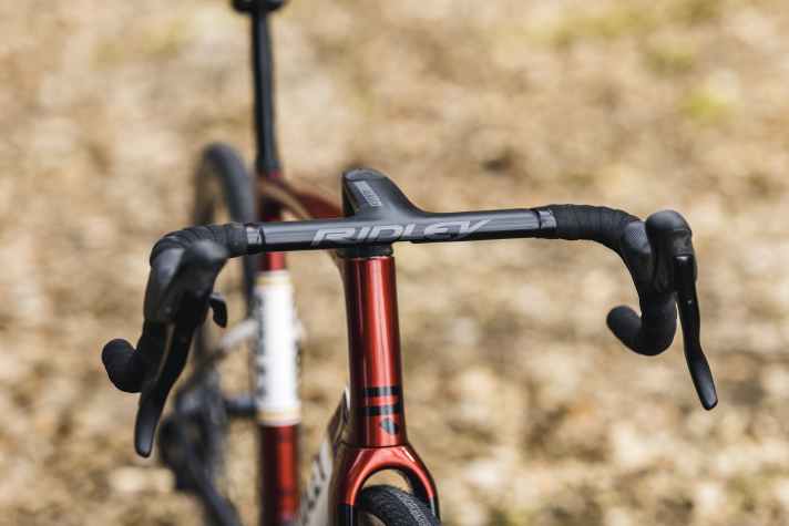 Die charakteristischen Campagnolo-Schalt-/Bremshebel mit dem Daumentaster hat auch die Gravelbike-Gruppe Ekar mit 1x13 Gängen.