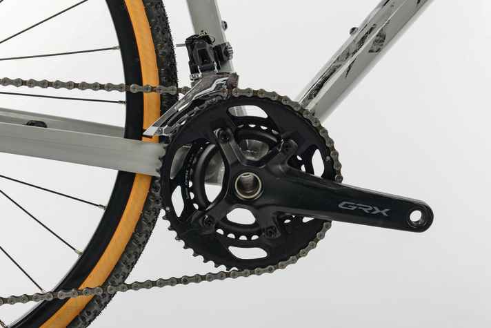 Die GRX-Gruppen von Shimano sind speziell für Gravelbikes entwickelt. Im Gegensatz zu SRAM lassen sich die GRX-Schaltungen von Shimano mit zwei Kettenblättern und Umwerfer fahren.