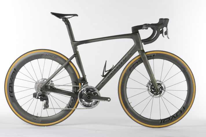 Für die meisten leider nur ein Traum: Das Specialized S-Works Tarmac SL7  ist derzeit eines der erfolgreichsten Wettkampf-Rennräder, aber leider auch eins der teuersten. Bis zu 16000 Euro kostet der Bolide. 