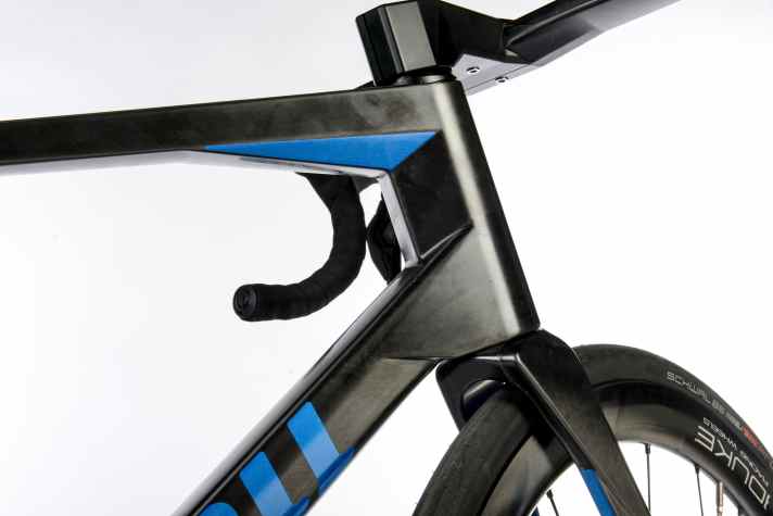 Aggressive Optik: Das Design des unlackierten Rahmens erinnert an italienische Supersportwagen